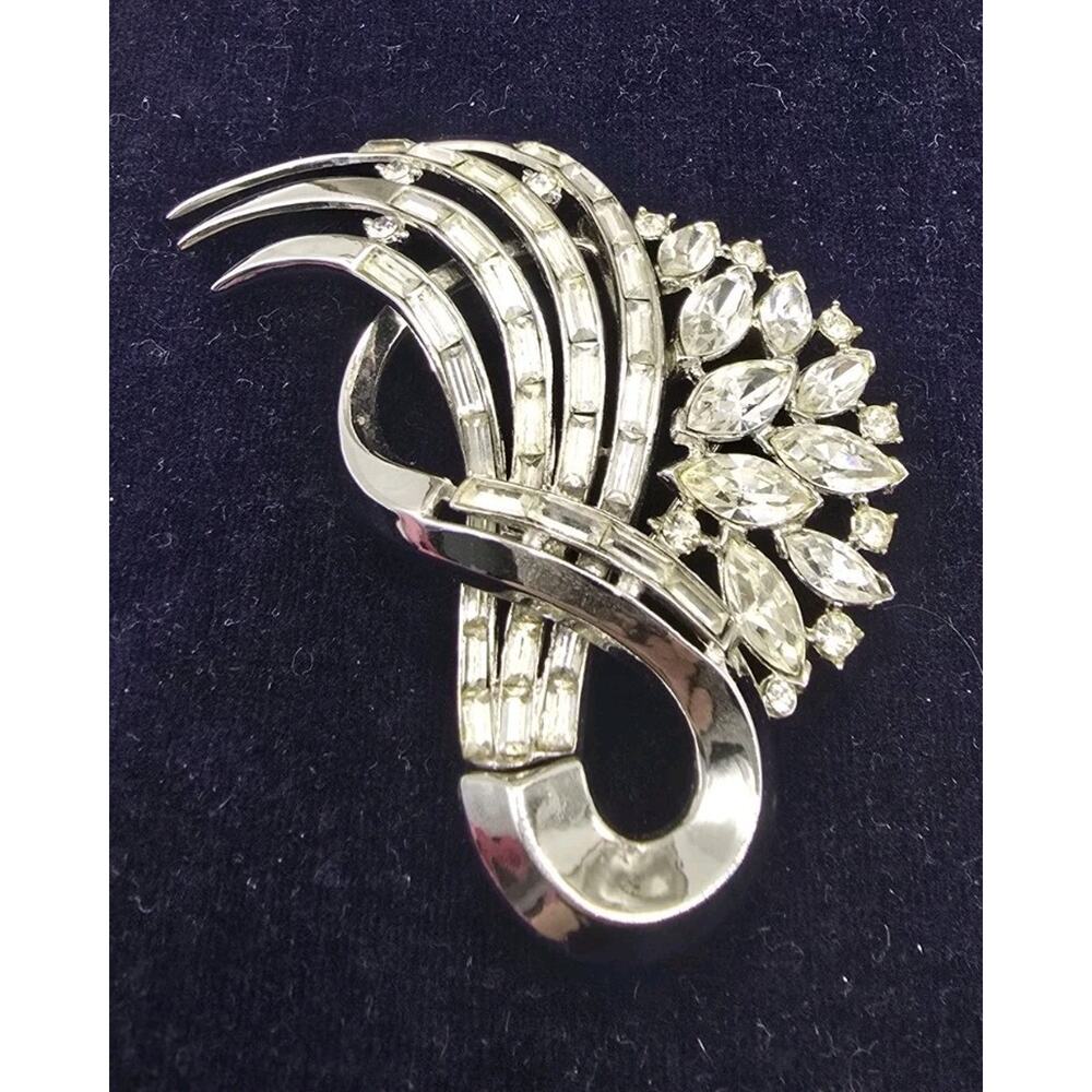 Exquisite Vintage Crown Trifari silver tone brooch w/baguette & Marquis crystals